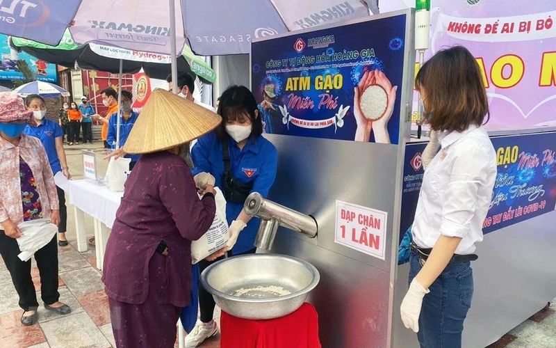 Cây "ATM gạo" tại Hải Phòng đã góp phần trợ giúp những người dân có hoàn cảnh khó khăn. Ảnh: Hoàng Ngọc 