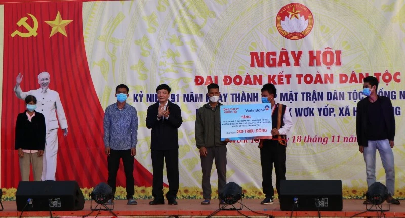 Đồng chí Bùi Văn Cường trao tặng 5 căn nhà đại đoàn kết cho người nghèo, có hoàn cảnh khó khăn tại xã Hơ Moong.