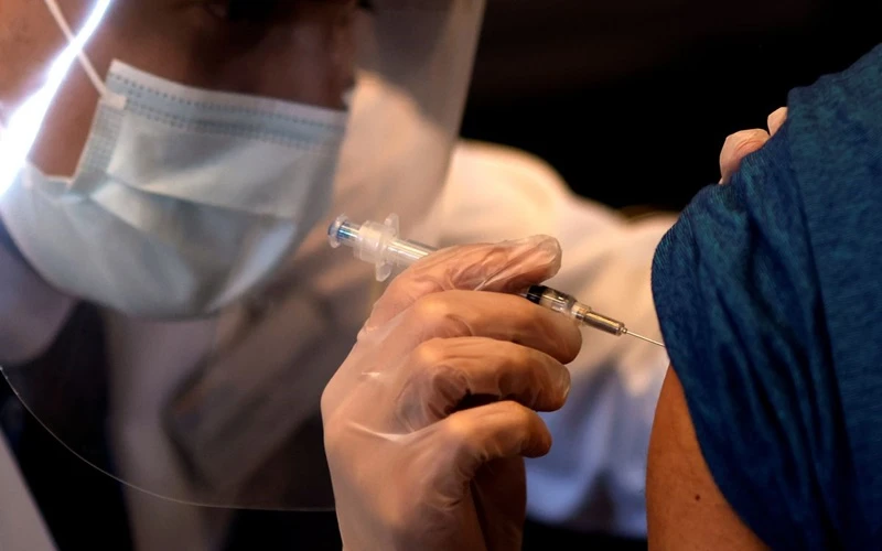 Tiêm vaccine ngừa Covid-19 tại một trung tâm tiêm chủng ở bang Illinois, tháng 4/2021. (Ảnh: Reuters)