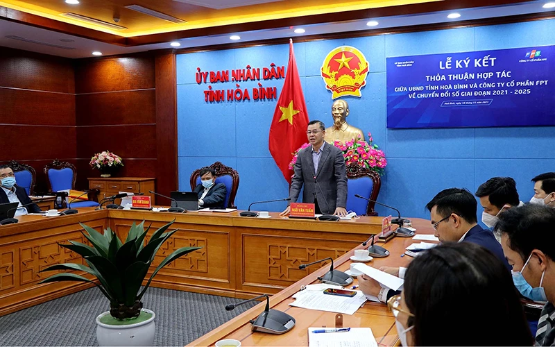 Đồng chí Ngô Văn Tuấn, Uỷ viên Trung ương Đảng, Bí thư Tỉnh uỷ Hoà Bình phát biểu tại lễ ký kết.