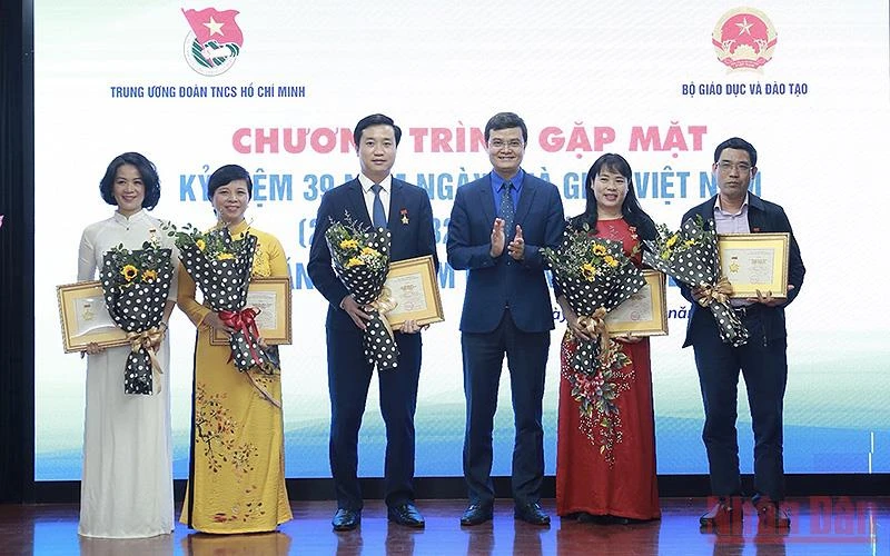 Đồng chí Bùi Quang Huy trao Kỷ niệm chương “Vì thế hệ trẻ” tặng các cán bộ Bộ Giáo dục và Đào tạo.