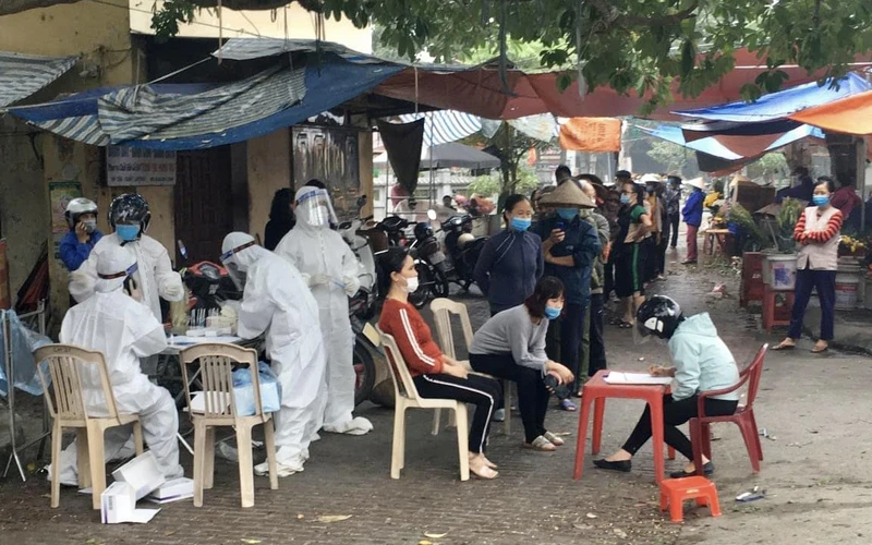 Lực lượng y tế tổ chức lấy mẫu xét nghiệm sàng lọc với toàn bộ tiểu thương chợ Hành Thiện, xã Xuân Hồng, huyện Xuân Trường (Nam Định).