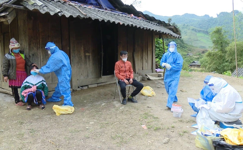 Cán bộ y tế lấy mẫu xét nghiệm cho người dân tại xã Mường Do, huyện Phù Yên.