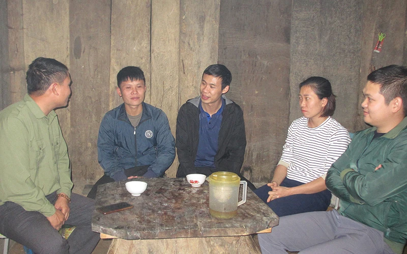 Thầy giáo Đức và cô Bình (thứ 2 và thứ 4 từ trái qua) cùng các thầy giáo cắm bản tại Làng Sáng, xã Háng Đồng.