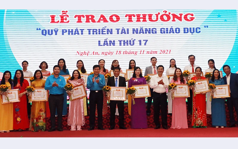 19 gương mặt giáo viên xuất sắc được trao thưởng Quỹ phát triển tài năng lần thứ 17 (Ảnh: Mỹ Hà)