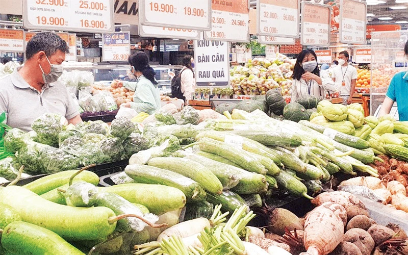 Người dân chọn mua thực phẩm giảm giá tại một siêu thị trong ngày 15/11.
