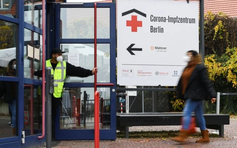 Người dân đi tiêm phòng Covid-19 tại Berlin, Đức, ngày 17/11/2021. (Ảnh: Reutes)