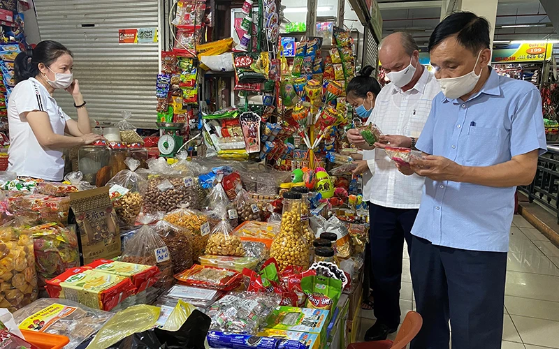 Đoàn giám sát của Chi cục An toàn vệ sinh thực phẩm tỉnh Quảng Ninh kiểm tra vấn đề ô nhiễm thực phẩm tại chợ biên giới TP Móng Cái. Ảnh: CHI CỤC ATVS THỰC PHẨM QUẢNG NINH