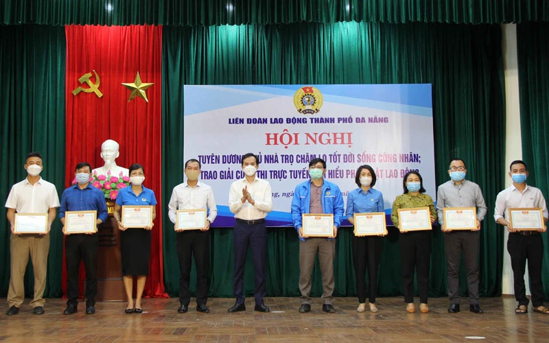 Liên đoàn Lao động TP Đà Nẵng tuyên dương các chủ nhà trọ.