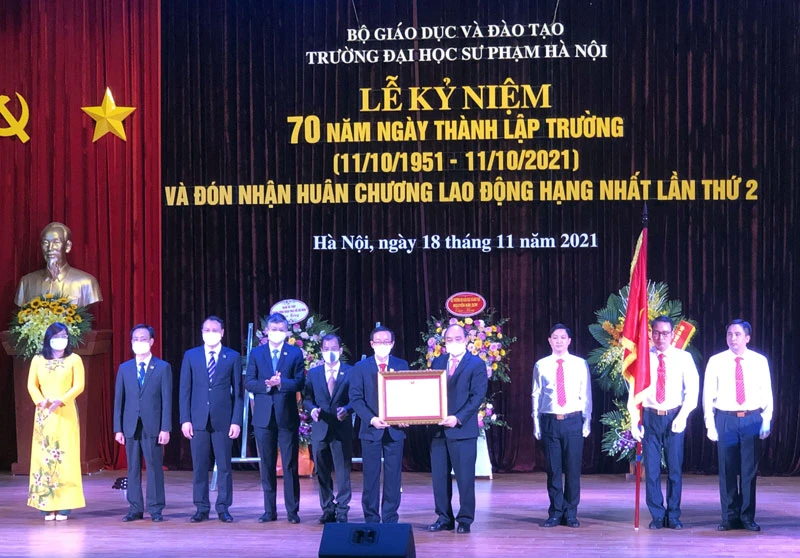 Chủ tịch nước Nguyễn Xuân Phúc trao Huân chương Lao động hạng Nhất lần thứ 2 tặng Trường Đại học Sư phạm Hà Nội.