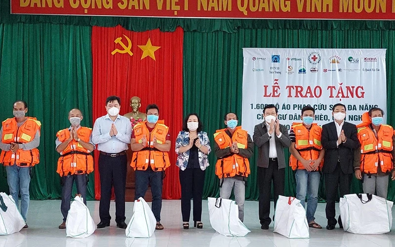 Nguyên Chủ tịch nước Trương Tấn Sang cùng lãnh đạo Hội chữ thập đỏ Việt Nam và lãnh đạo tỉnh Phú Yên trao tặng áo phao cho ngư dân nghèo, khó khăn ở Phú Yên.
