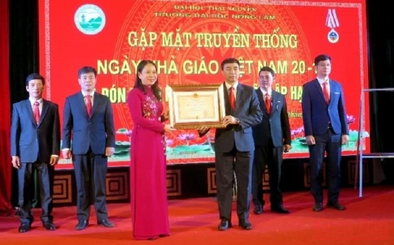 Phó Chủ tịch nước Võ Thị Ánh Xuân trao Huân chương Độc lập hạng Nhì cho Trường Đại học Nông lâm Thái Nguyên. (Ảnh: THẾ BÌNH)