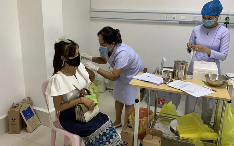 Lào đã cho phép tiêm vaccine Sinopharm cho trẻ em từ 12 đến 17 tuổi và bắt đầu cho tiêm trộn vaccine đối với người lớn. (Ảnh: Xuân Sơn)