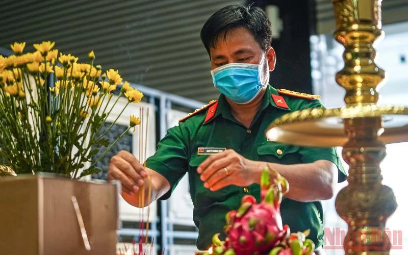 Cán bộ thuộc Bộ Tư lệnh thành phố Hồ Chí Minh thắp hương cho các nạn nhân tử vong vì Covid-19. (Ảnh: HOÀNG TRIỀU)
