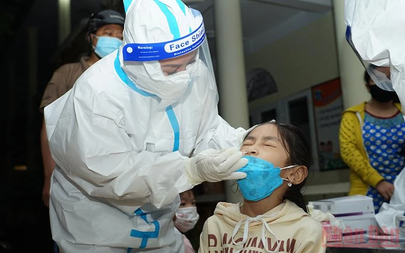 Lực lượng y tế tỉnh Hà Giang xét nghiệm nhanh cho người dân thành phố Hà Giang.