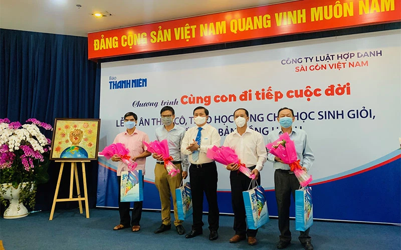 Nhà báo Nguyễn Ngọc Toàn, Tổng biên tập báo Thanh Niên tặng hoa tri ân các thầy cô giáo.