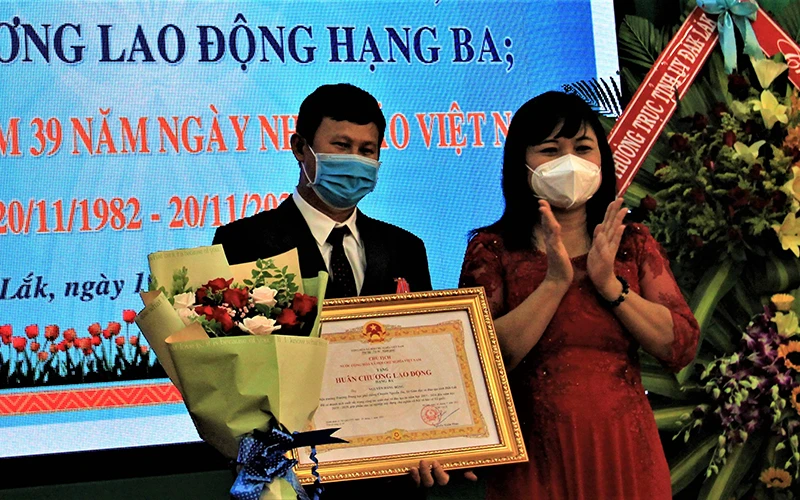 Phó Chủ tịch UBND tỉnh Đắk Lắk H’Yim Kđoh trao tặng Huân chương Lao động hạng Ba cho thầy Nguyễn Đăng Bồng.