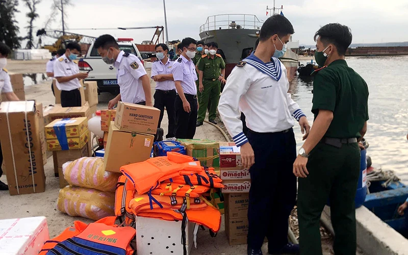 Đoàn công tác Vùng 4 Hải quân vận chuyển thiết bị vật tư y tế ra hỗ trợ Phú Quý chống dịch. Ảnh BĐBP BÌNH THUẬN