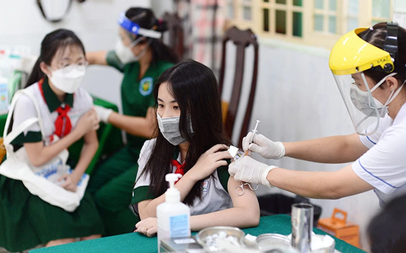 Tiêm vắc-xin phòng Covid-19 cho học sinh Trường THCS Hà Huy Tập (quận Bình Thạnh, TP Hồ Chí Minh). Ảnh: QUANG ĐỊNH 