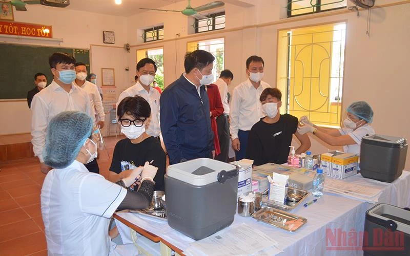 Lãnh đạo tỉnh Thái Bình kiểm tra việc tiêm vaccine ngừa Covid-19 cho trẻ em tại thành phố Thái Bình.
