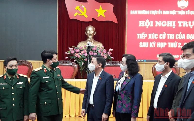 Đại tướng Lương Cường trao đổi, trò chuyện với cán bộ, đại biểu ở tỉnh Thanh Hóa.