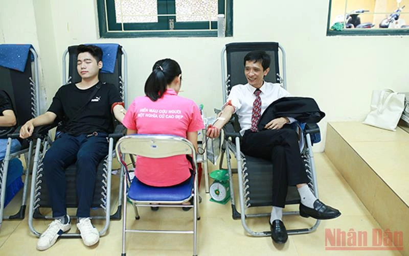 Thầy Hà Xuân Nhâm tham gia hiến máu nhân đạo.