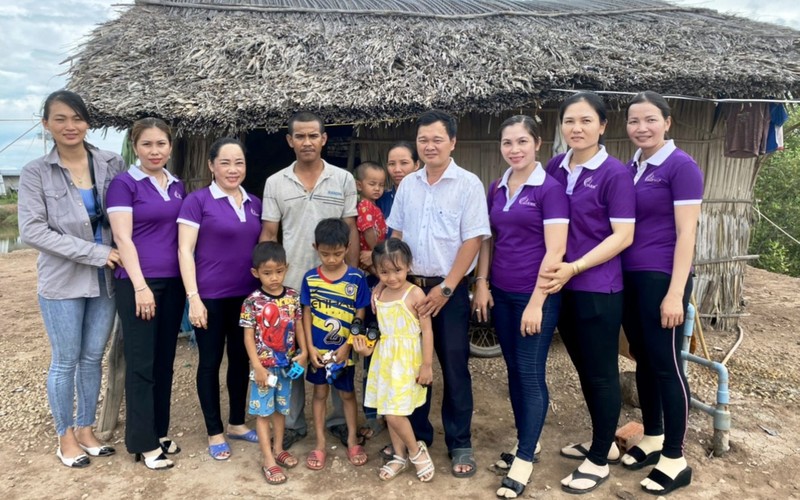Nhóm “Thiện nguyện miệt Cồn” khảo sát để vận động xây dựng nhà tình thương cho hộ nghèo tại xã Thạnh Phong, huyện Thạnh Phú, tỉnh Bến Tre.