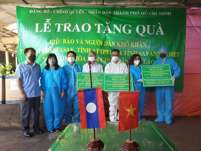 Đại diện Ủy ban về Người Việt Nam ở nước ngoài TP Hồ Chí Minh trao qua cho các đơn vị.