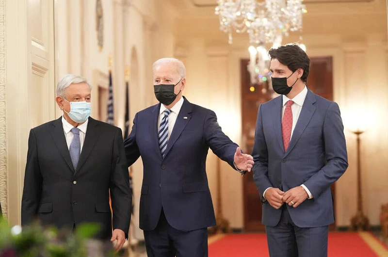 Tổng thống Mỹ Joe Biden tiếp Thủ tướng Canada Justin Trudeau và Tổng thống Mexico Lopez Obrador tại Nhà Trắng. (Ảnh: The New York Times/TTXVN) 