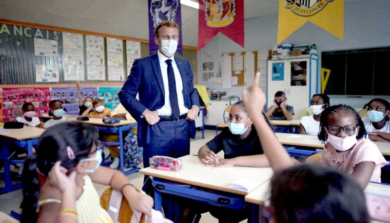 Tổng thống Pháp Emmanuel Macron đến thăm một trường tiểu học ở thành phố Marseille hồi tháng 9/2021.