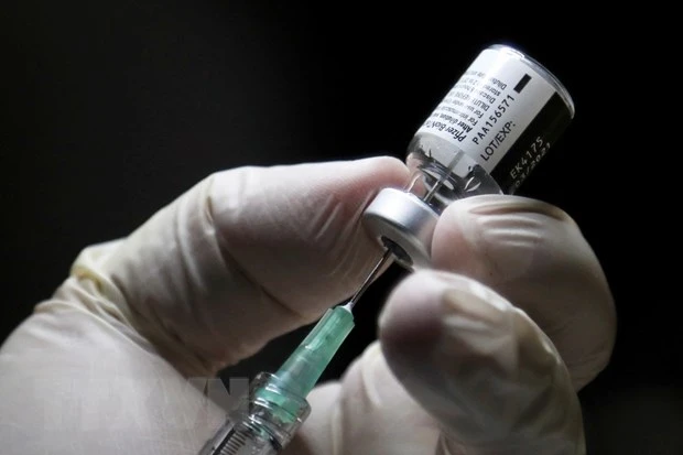 Nhân viên y tế chuẩn bị mũi tiêm vaccine ngừa Covid-19 của Pfizer tại một điểm tiêm chủng ở Toronto, Canada ngày 14/12/2020. (Ảnh: AFP/TTXVN)