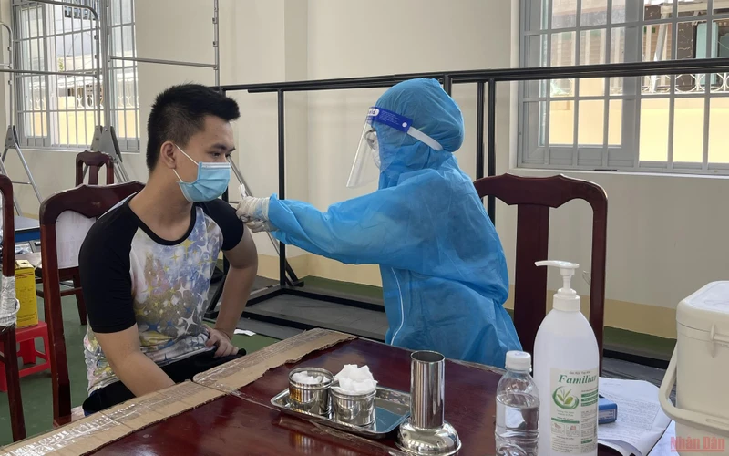 Tiêm vaccine phòng Covid-19 tại Kiên Giang. (Ảnh: VIỆT TIẾN)