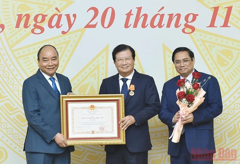 Chủ tịch nước Nguyễn Xuân Phúc và Thủ tướng Phạm Minh Chính đã trao Huân chương Độc lập hạng Nhất tặng nguyên Phó Thủ tướng Trịnh Đình Dũng.