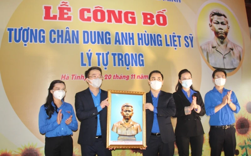 Lễ công bố mẫu tượng chân dung Anh hùng liệt sĩ Lý Tự Trọng.