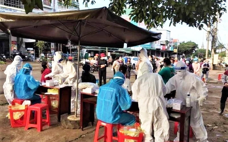 Trung tâm Y tế huyện Cư M’gar lấy mẫu test nhanh để sàng lọc các trường hợp dương tính với SARS-CoV-2 ở khu vực thị trấn Quảng Phú.