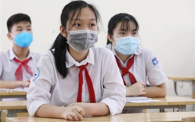 Học sinh Hà Nội đeo khẩu trang khi đến trường.