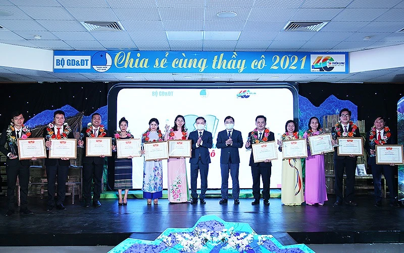 Các thầy, cô giáo tiêu biểu nhận kỷ niệm chương của chương trình và Bằng khen của Trung ương Hội Liên hiệp Thanh niên Việt Nam.