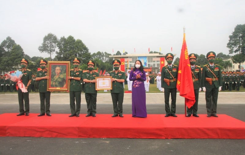 Phó Chủ tịch nước Võ Thị Ánh Xuân trao Huân chương Quân công hạng Nhì cho Ban Giám hiệu Trường Sĩ quan Lục quân 2.