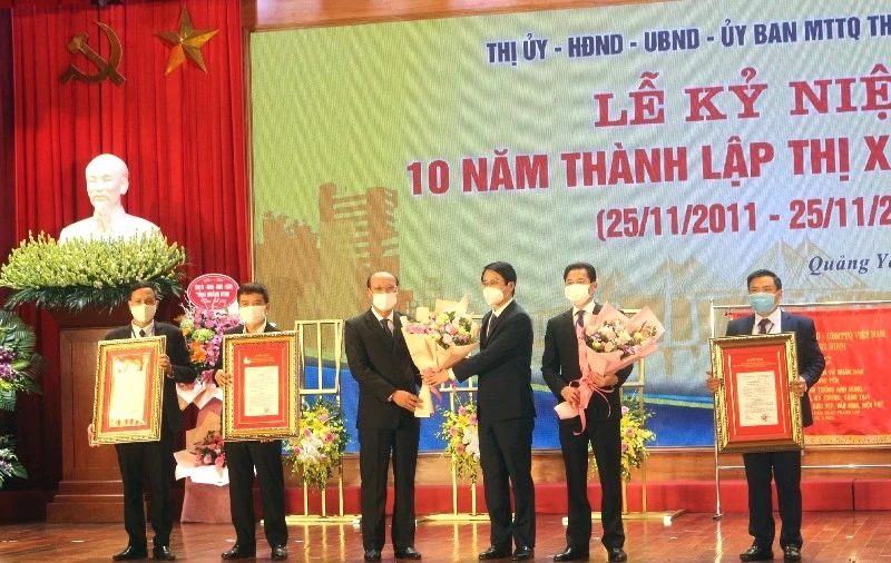 Lãnh đạo tỉnh Quảng Ninh trao quyết định xếp hạng quốc gia đối với 2 di tích lịch sử và 1 di sản văn hóa phi vật thể cho thị xã Quảng Yên (Quảng Ninh).