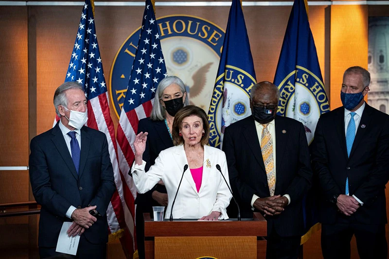 Chủ tịch Hạ viện Mỹ Nancy Pelosi phát biểu trong một cuộc họp báo tại Điện Capitol, sau khi Đạo luật Xây dựng lại tốt hơn được Hạ viện thông qua. (Ảnh: Reuters)