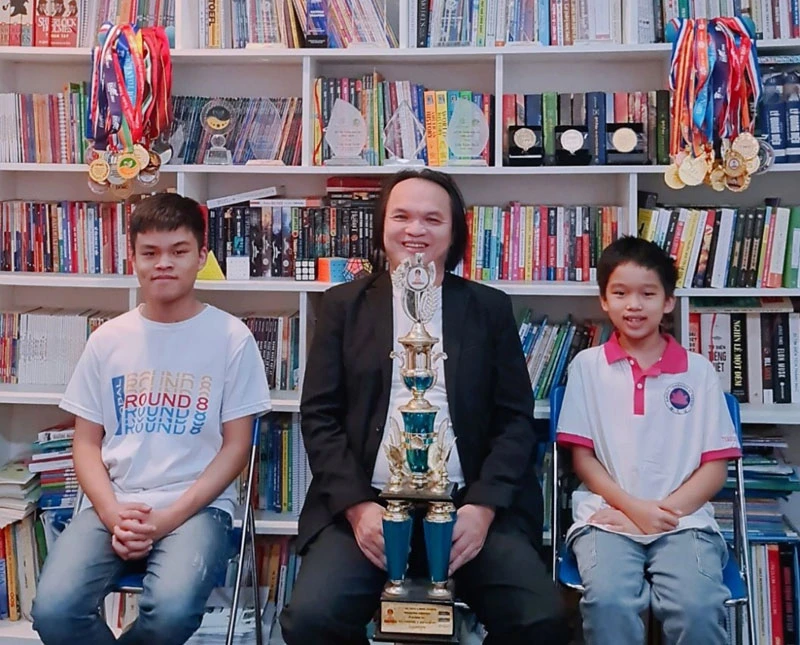 Thầy Trần Phương và các học trò đoạt Huy chương vàng toán học trẻ quốc tế.