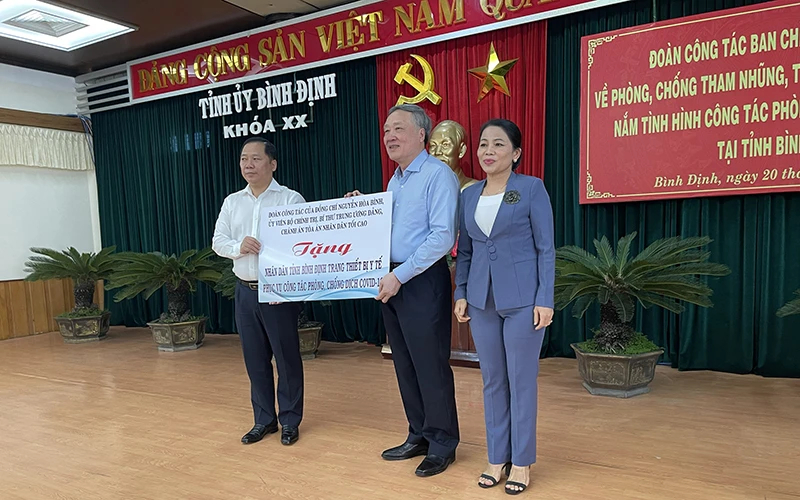 Đồng chí Nguyễn Hoà Bình đã tặng trang thiết bị y tế cho tỉnh Bình Định.