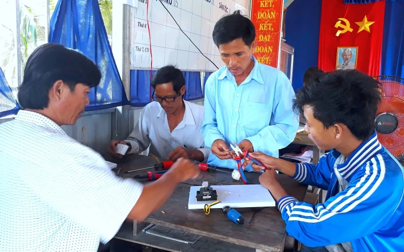 Một lớp truyền nghề cho lao động nông thôn ở xã Lợi An, huyện Trần Văn Thời vào tháng 8/2019.