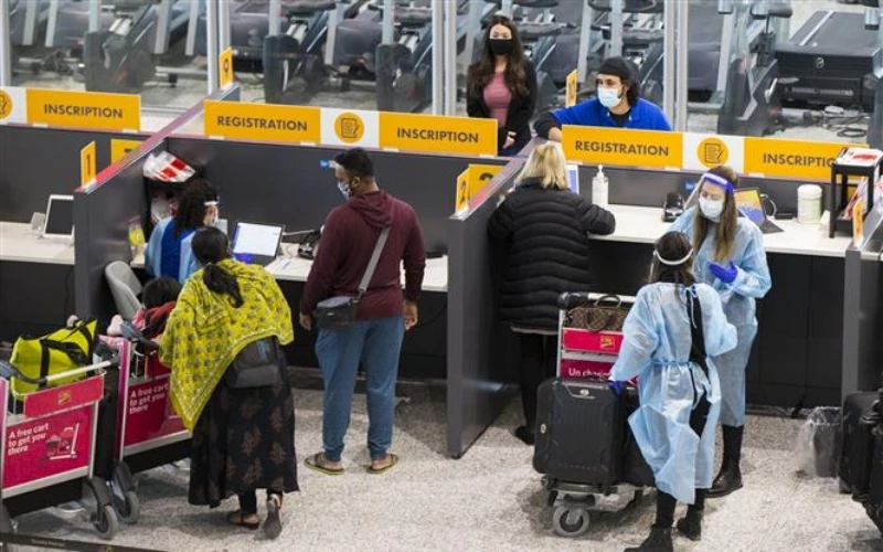 Hành khách đeo khẩu trang phòng dịch tại sân bay quốc tế Toronto ở Mississauga, Ontario (Canada), hồi đầu năm 2021. (Ảnh: THX/TTXVN)
