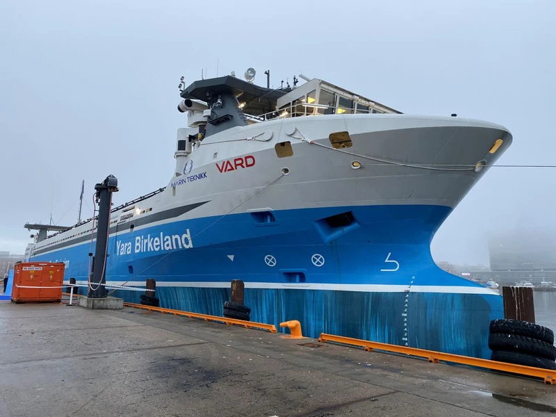 Tàu chở container tự động và chạy hoàn toàn bằng điện đầu tiên trên thế giới, được neo đậu tại cảng Oslo, Na Uy vào ngày 19/11. Ảnh: Reuters.