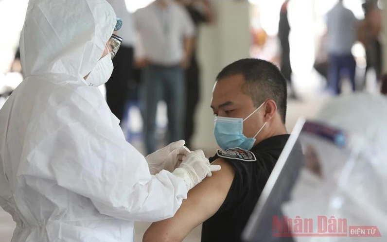 Tiêm vaccine phòng Covid-19 cho công nhân công ty FuHong, Bắc Giang (Ảnh: Tuệ Lâm).