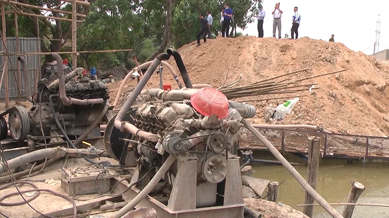 Lực lượng chức năng thành phố Biên Hòa bắt quả tang một doanh nghiệp rửa cát, xả nước trực tiếp xuống sông Buông không bảo đảm môi trường.