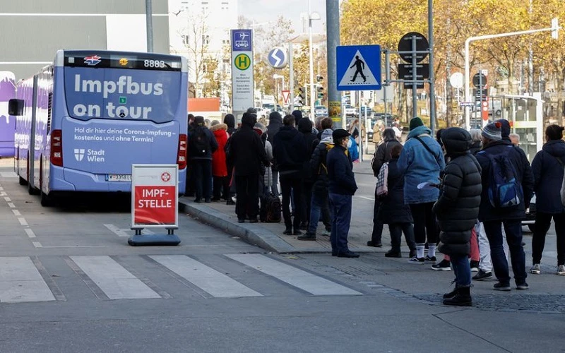 Người dân xếp hàng chờ tiêm ngừa Covid-19 tại Vienna, Áo, ngày 18/11/2021. (Ảnh: Reuters)