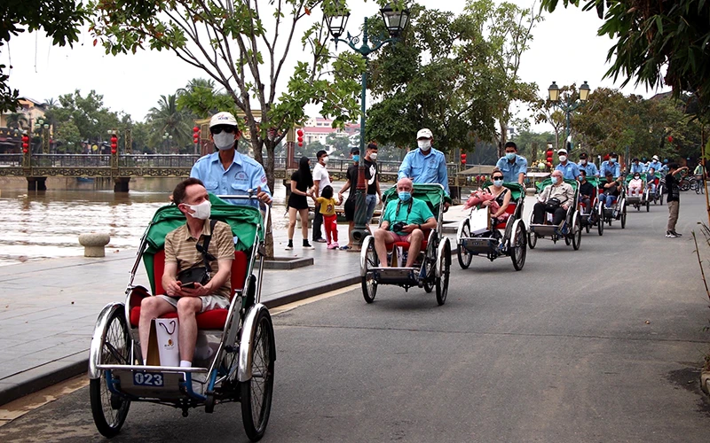 Những du khách quốc tế đầu tiên đến Quảng Nam, thăm phố cổ Hội An sáng 20/11.