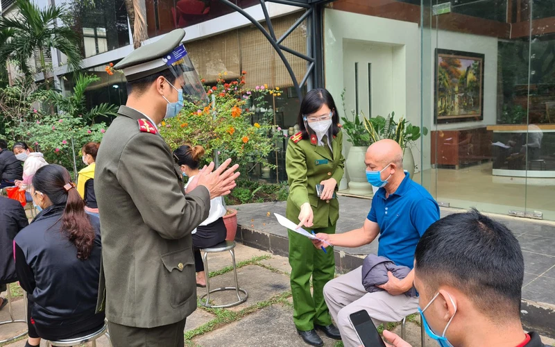 Trong hai ngày 19 và 20/11, Công an quận Bắc Từ Liêm đã thu nhận hồ sơ làm căn cước công dân có gắn chip cho gần 800 công dân đang sống và làm việc tại Cụm công nghiệp Phú Minh. 